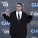 Guillermo del Toro con sus dos premios de los Critics' Choice Awards 2018