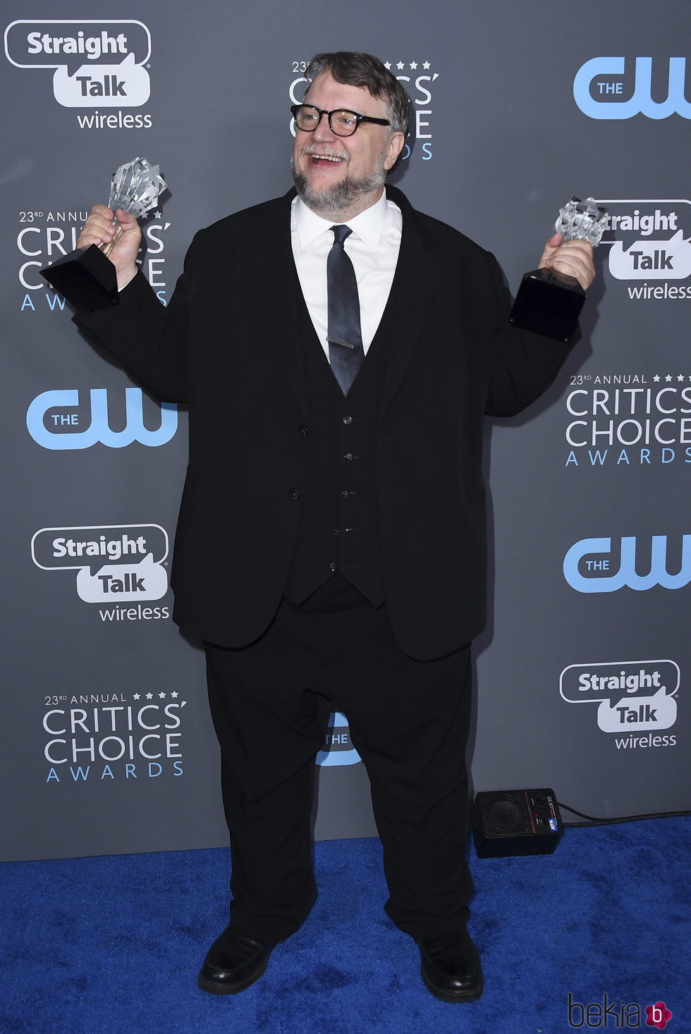 Guillermo del Toro con sus dos premios de los Critics' Choice Awards 2018