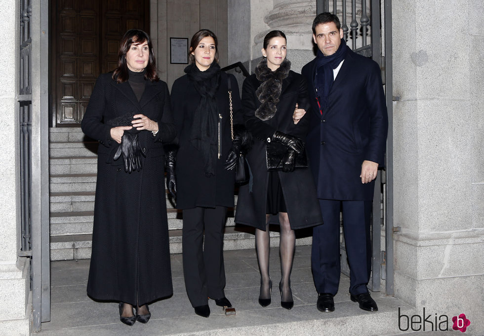 Carmen Martínez-Bordiú, Cynthia Rossi, Margarita Vargas y Luis Alfonso de Borbón en el funeral de Carmen Franco