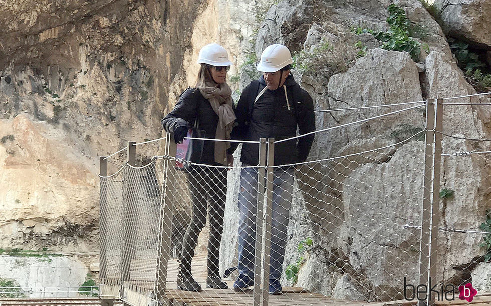 Antonio Banderas y Nicole Kimpel, de excursión en 'El Caminito del Rey'