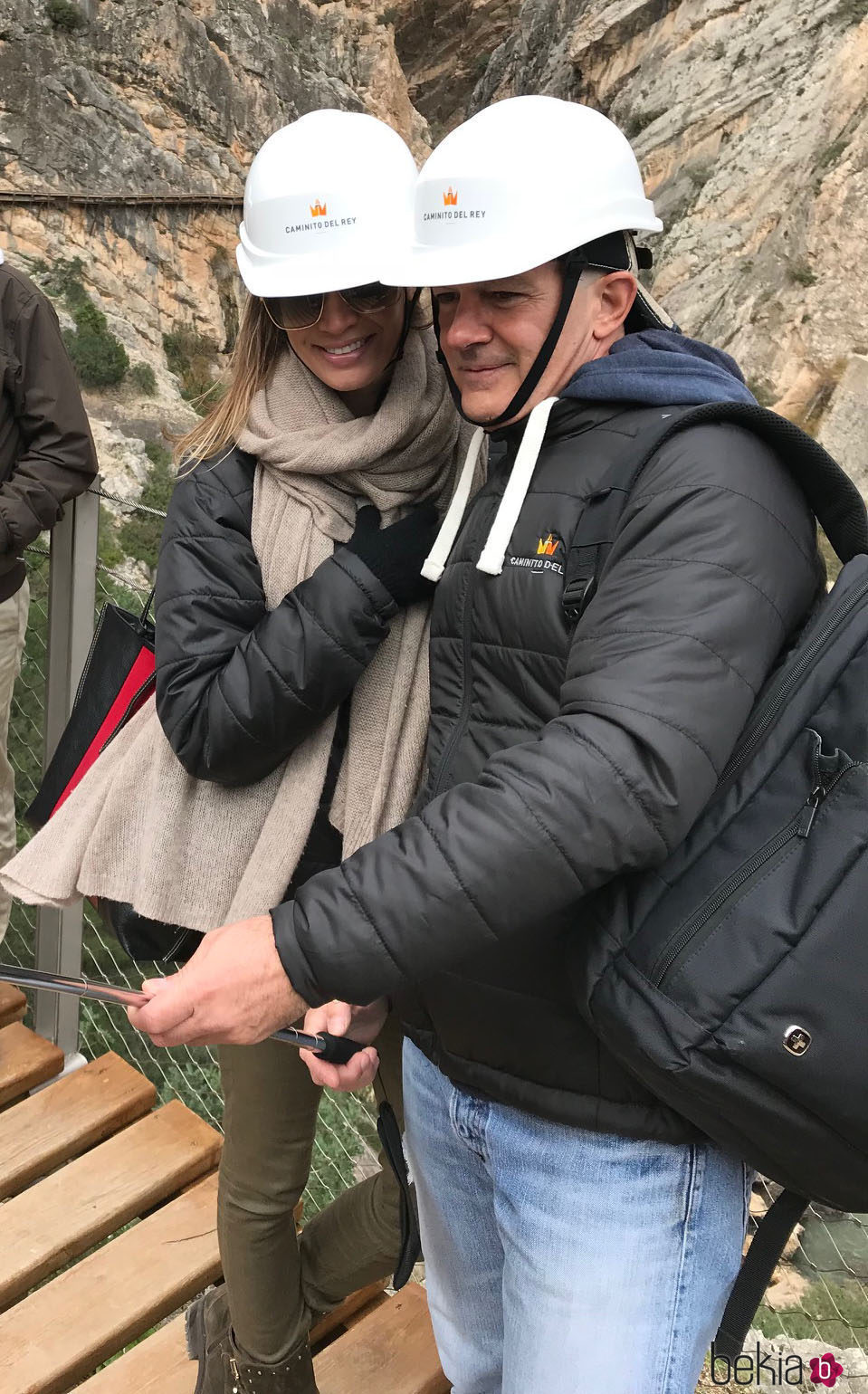 Antonio Banderas y Nicole Kimpel se fotografían en 'El Caminito del Rey'