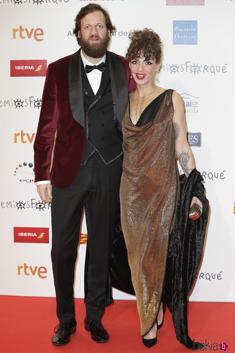Edu Soto y su mujer en la alfombra roja de los Premios Forqué 2018