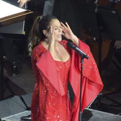 Isabel Pantoja cantando muy emocionada en su concierto en Gran Canaria