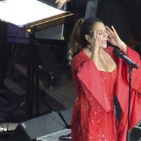 Isabel Pantoja cantando muy emocionada en su concierto en Gran Canaria