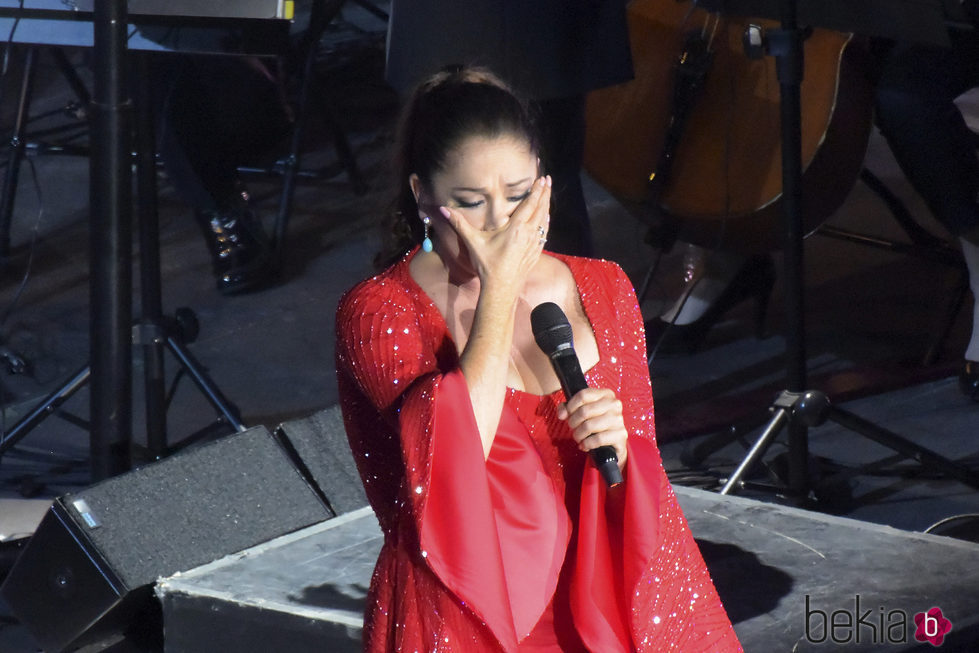 Isabel Pantoja llorando en su concierto en Gran Canaria