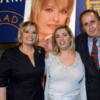 Jaime Peñafiel con María Teresa Campos y sus dos hijas en la presentación del libro 'Mis dos vidas'