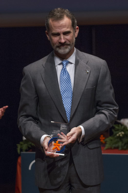 El Rey Felipe con su galardón en la entrega de los Premios de la Fundación Víctimas de Terrorismo