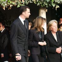 La Reina Letizia con el Rey Felipe, Jesús Ortiz y Menchu Álvarez del Valle en el funeral de su abuelo José Ortiz