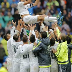 Álvaro Arbeloa siendo manteado por sus compañeros del Real Madrid