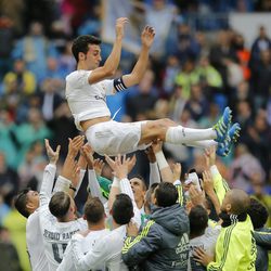 Álvaro Arbeloa siendo manteado por sus compañeros del Real Madrid