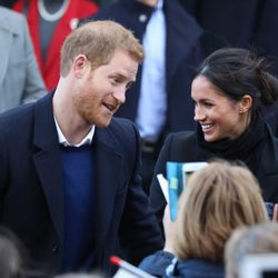 El Príncipe Harry y Meghan Markle durante su primera visita oficial juntos a Gales