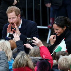 El Príncipe Harry, muy gracioso junto a Meghan Markle en Gales