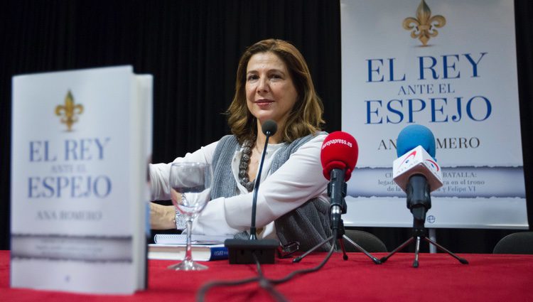 Ana Romero presenta su libro 'El Rey ante el espejo'