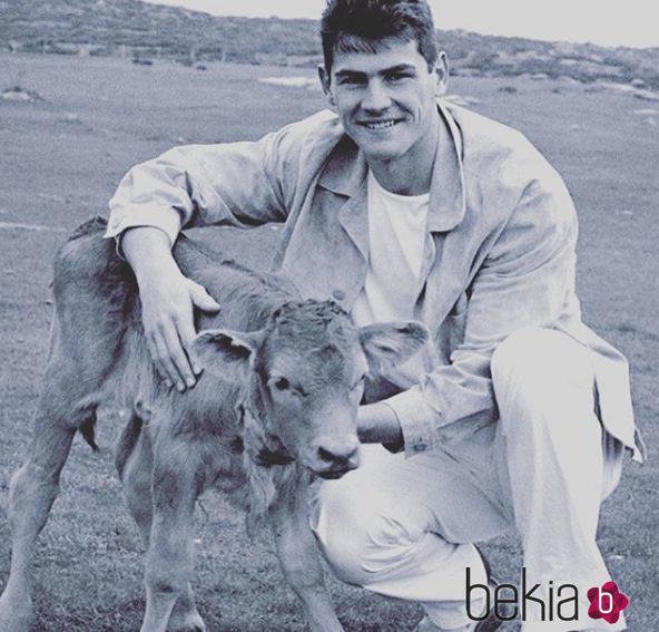 Iker Casillas cuando tenía 20 años al lado de un ternero