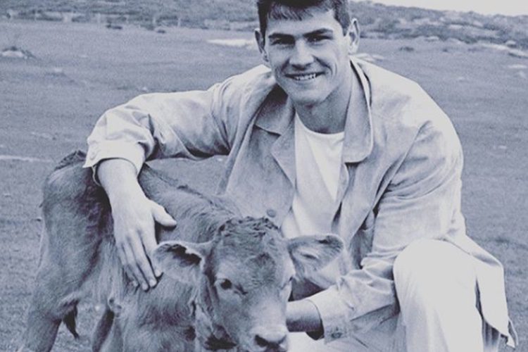 Iker Casillas cuando tenía 20 años al lado de un ternero