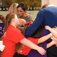 El Príncipe Harry y Meghan Markle, abrazados por unas niñas galesas