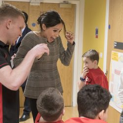 Meghan Markle se asusta al ver jugar a unos niños a la Jenga en Gales