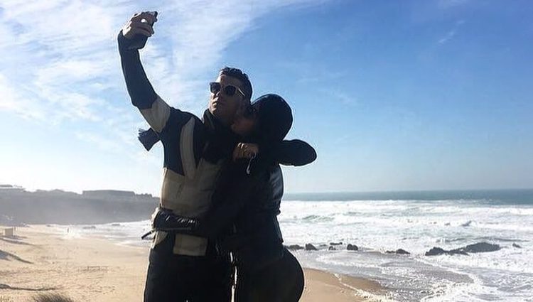 Cristiano Ronaldo y Georgina Rodríguez haciéndose una selfie en Portugal