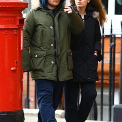 Ed Sheeran dando un paseo con su novia Cherry Seaborn por Londres