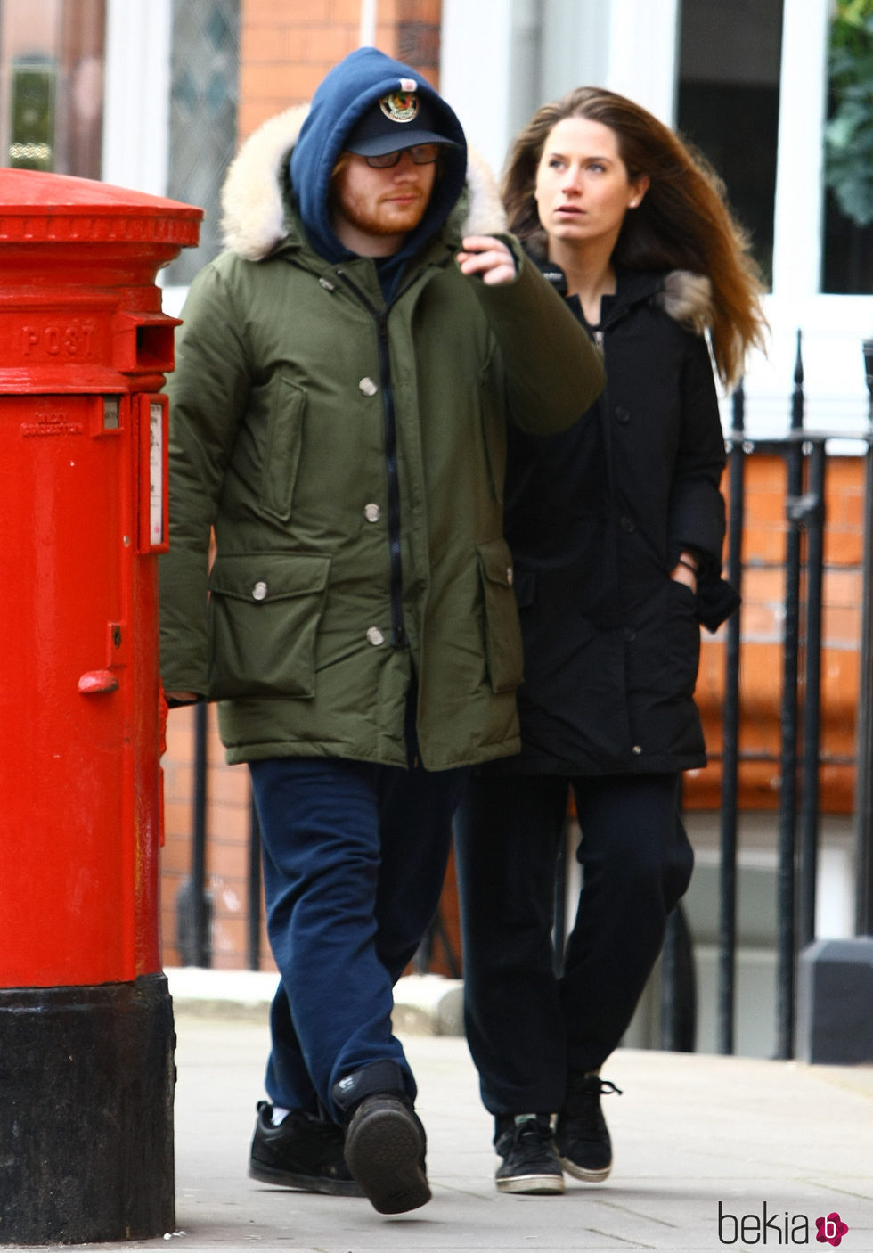Ed Sheeran dando un paseo con su novia Cherry Seaborn por Londres