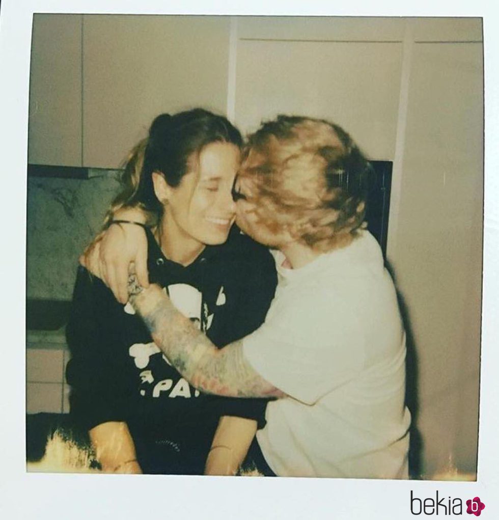 Ed Sheeran dando un beso y un abrazo a su novia Cherry Seaborn
