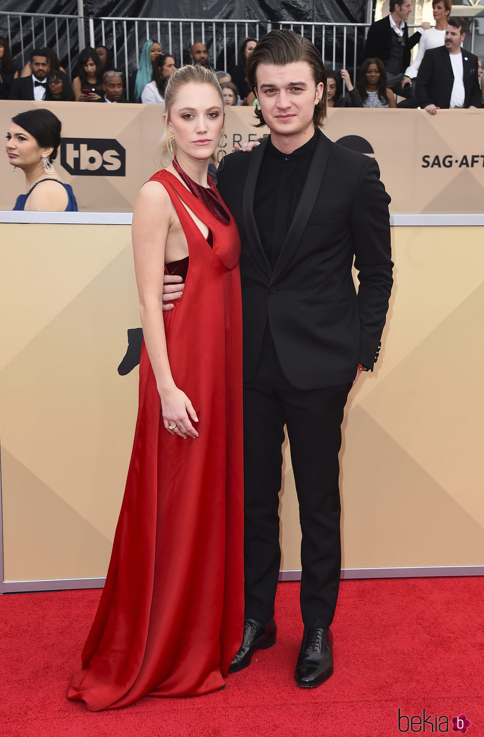 Maika Monroe y Joe Keery en la alfombra roja de los SAG 2018