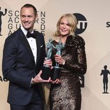 Alexander Skarsgård y Nicole Kidman posando con sus galardones de los SAG 2018