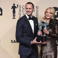 Alexander Skarsgård y Nicole Kidman posando con sus galardones de los SAG 2018