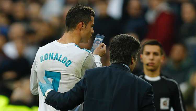 Cristiano Ronaldo mirándose al espejo tras sufrir una patada en la cara