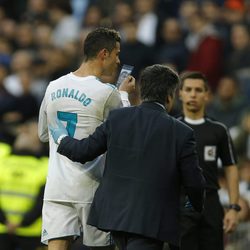 Cristiano Ronaldo mirándose al espejo tras sufrir una patada en la cara
