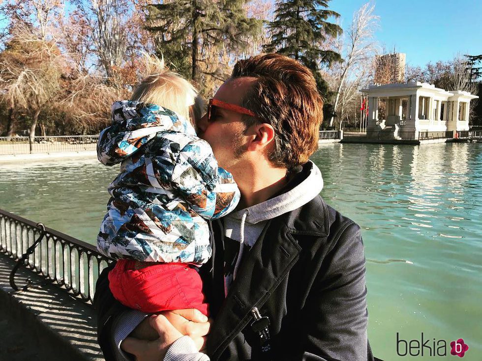 Torito, muy cariñoso con su hijo Nathan junto al estanque del parque de El Retiro