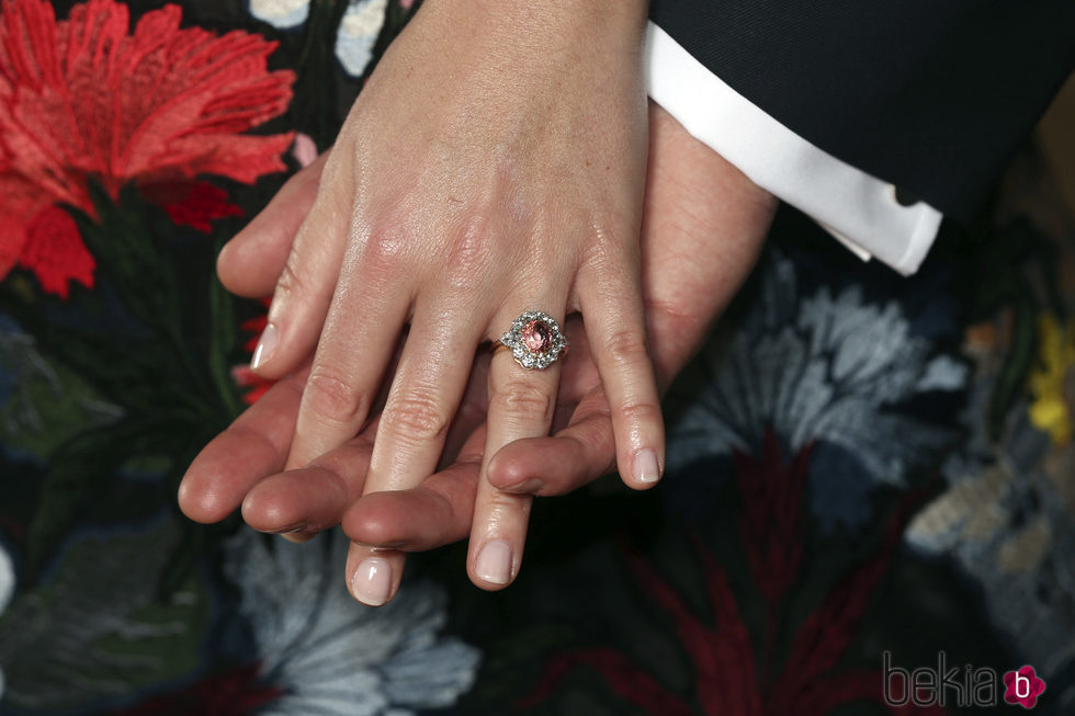 Las manos entrelazadas de la Princesa Eugenia de York y Jack Brooksbank en el anuncio de su compromiso