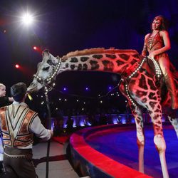 Gabriella de Mónaco con una jirafa en el Festival de Circo de Monte-Carlo 2018