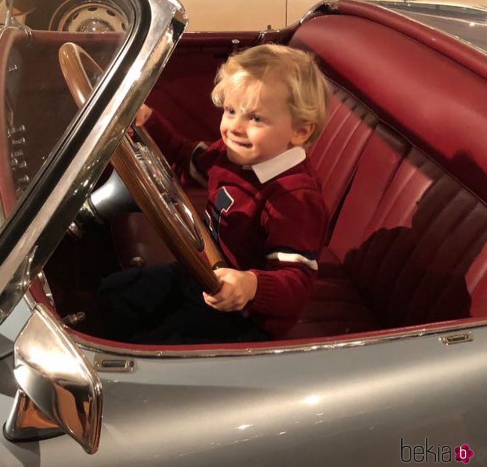 Jacques de Mónaco hace como que conduce en una exposición de coches