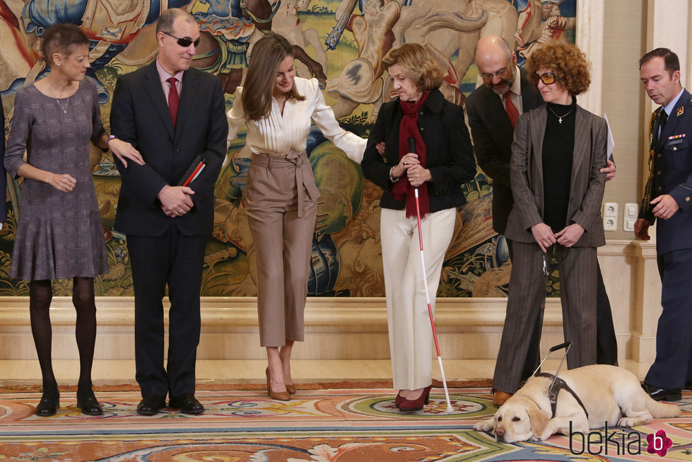 La Reina Letizia coloca para la foto a personas sordociegas en La Zarzuela