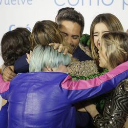 Roberto Leal se abraza con los exconcursantes de 'OT 2017' en la premier de la 19 temporada de 'Cuéntame'