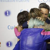 Roberto Leal se abraza con los exconcursantes de 'OT 2017' en la premier de la 19 temporada de 'Cuéntame'