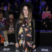 Laura Matamoros luciendo embarazo en el desfile de María Escoté en Madrid Fashion Week otoño/invierno 2018/2019