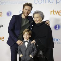 Pablo Rivero, María Galiana y el pequeño Victor en la premier de la 19 temporada de 'Cuéntame'