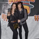 Andrea Molina posando con Juan Fernández tras el concierto de Marlon