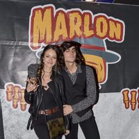Andrea Molina posando con Juan Fernández tras el concierto de Marlon