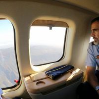 El Rey Felipe, mirando por la ventanilla desde un avión en Las Palmas