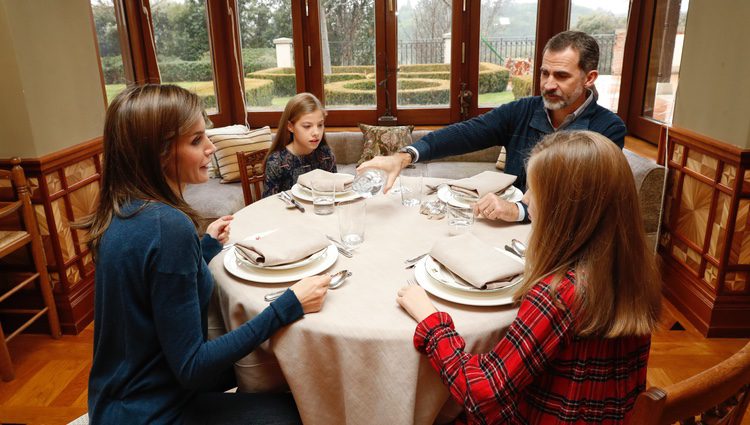 El Rey Felipe sirve agua para la Reina Letizia, la Princesa Leonor y la Infanta Sofía en una comida familiar
