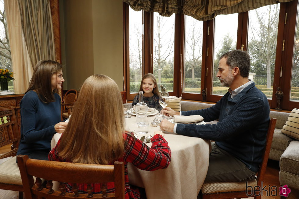 Los Reyes Felipe y Letizia comiendo con sus hijas en su residencia
