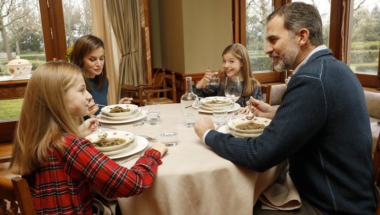 La Infanta Sofía, muy divertida en una comida familiar con los Reyes Felipe y Letizia y la Princesa Leonor