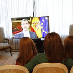 La Reina Letizia y sus hijas viendo el discurso de Navidad del Rey Felipe