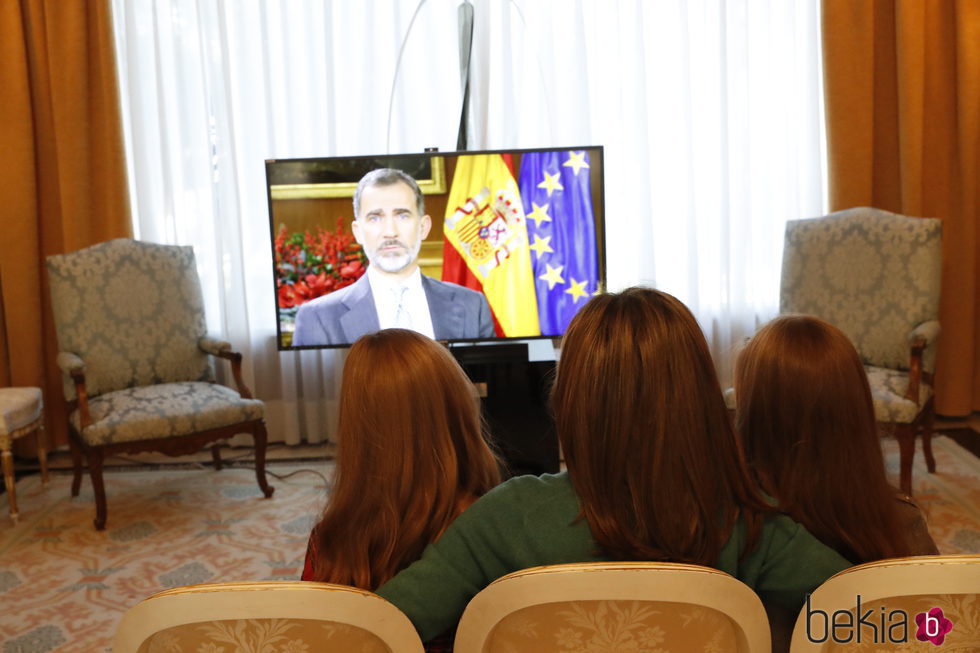 La Reina Letizia y sus hijas viendo el discurso de Navidad del Rey Felipe