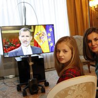 La Reina Letizia, la Princesa Leonor y la Infanta Sofía viendo el discurso de Navidad del Rey Felipe