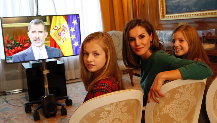 La Reina Letizia, la Princesa Leonor y la Infanta Sofía viendo el discurso de Navidad del Rey Felipe