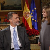 La Princesa Leonor y la Infanta Sofía sonríen al Rey Felipe en la grabación de su discurso de Navidad